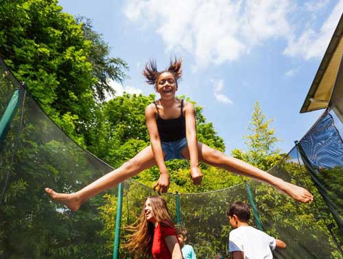 Wie springt man höher auf einem Outdoor-Trampolin?